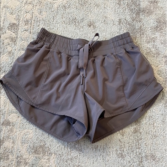 Lululemon Hotty Hot Short 2.5" Magnum sz4 R EUC - Picture 1 of 7